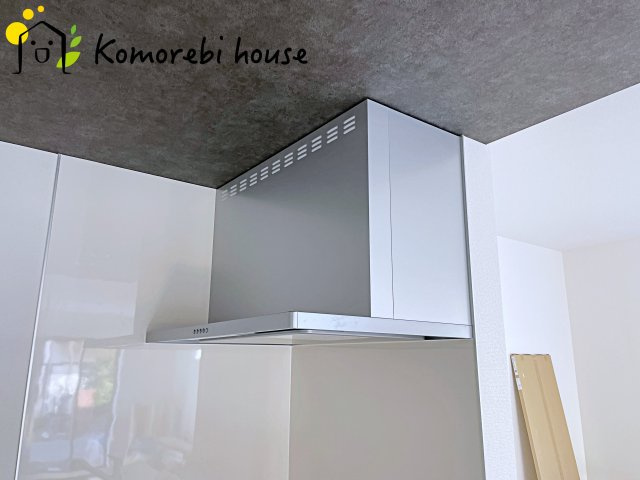 桶川市神明　1期　新築一戸建て　テラシエ　01のキッチン|吸引力の高いレンジフードが煙や匂いを素早く排出。揚げ物や炒め物も気兼ねなくでき、リビングに匂いを残しません。
