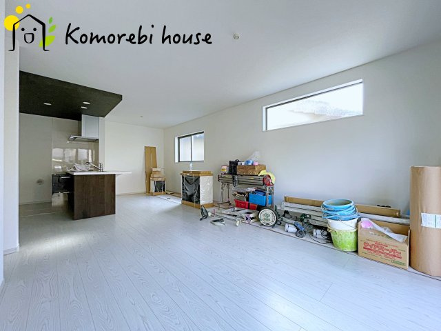 桶川市神明　1期　新築一戸建て　テラシエ　01の居間・リビング|18帖以上の広々LDK。家族が集まり、食事や会話、くつろぎの時間が自然と重なる空間です。