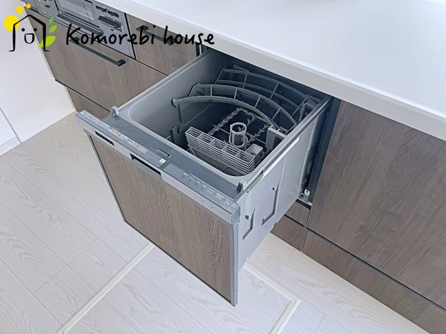 桶川市神明　1期　新築一戸建て　テラシエ　01のキッチン|忙しい毎日の食後も、食器洗いは食洗器におまかせ。家族が食事を楽しんでいる間に、洗浄・乾燥まで完了するから、片付けのストレスを減らしてリビングでの団らん時間をゆったり過ごせます。