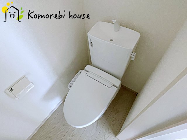 桶川市神明　1期　新築一戸建て　テラシエ　01のトイレ|2階にもトイレがあることで、朝の混雑が解消し生活動線がスムーズに。新築ならではの間取り設計で、毎日の“プチストレス”が驚くほど減ります。
