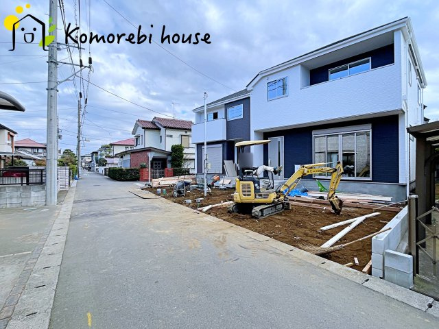 桶川市神明　1期　新築一戸建て　テラシエ　01の前面道路含む現地写真|前面道路は幅員ゆったりで車の出し入れもスムーズ。静かな住宅街に建つ新築戸建てです。