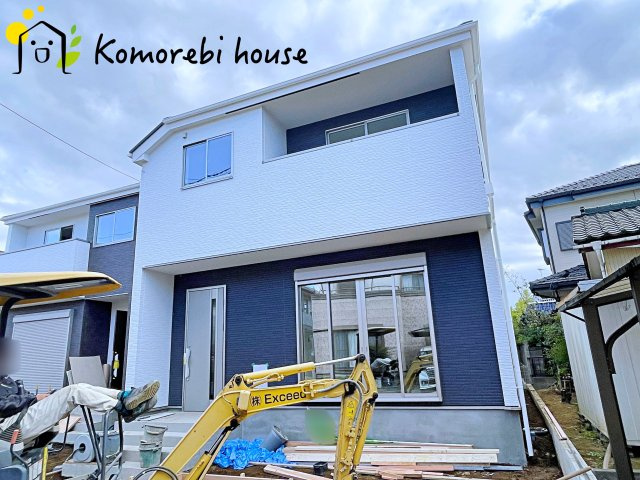 桶川市神明　1期　新築一戸建て　テラシエ　01の外観|モノトーンの外観は、洗練されたデザインと落ち着きのある雰囲気を両立。シンプルだからこそ、日々の暮らしの中で光や影が美しく映え、住む人の心に安らぎをもたらします。