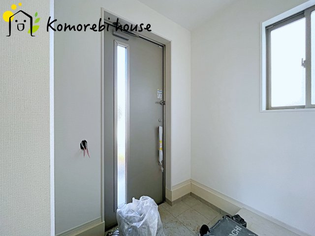 桶川市神明　1期　新築一戸建て　テラシエ　01の玄関|玄関から快適な生活が始まる。収納・導線・使い勝手に配慮された、家族に優しい設計です。