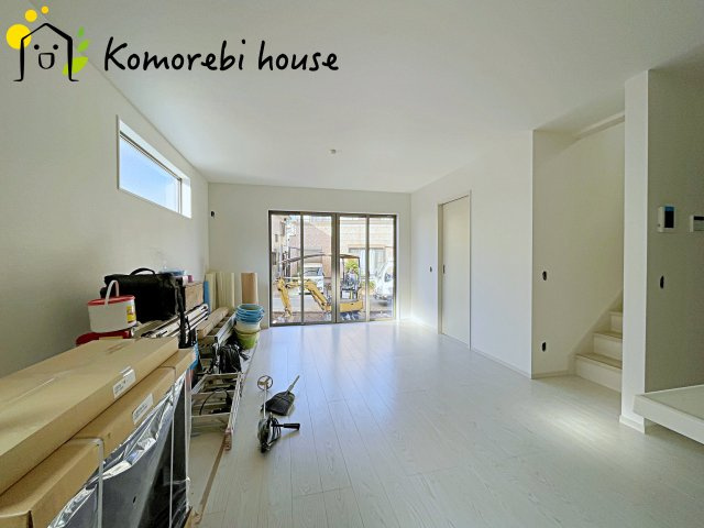 桶川市神明　1期　新築一戸建て　テラシエ　01の居間・リビング|清潔感あふれるホワイトフローリングのリビング。明るく爽やかな空間で、家族の毎日を彩ります。