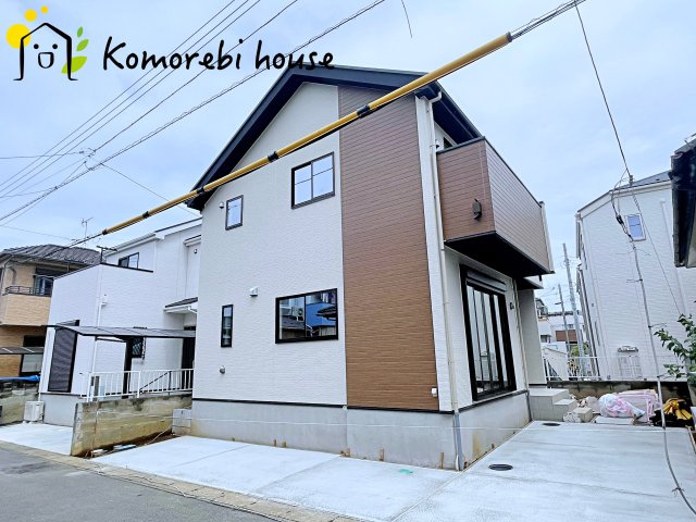 桶川市上日出谷　3期　新築一戸建て　ずっとプラス　01の外観|明るい色合いで統一された外観が魅力の新築住宅。シンプルながら存在感があり、帰宅時に気分が上がるデザインです。周辺環境とも調和し、落ち着いた街並みに映える一邸です。