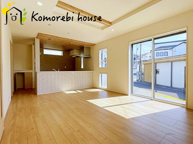 桶川市上日出谷南1丁目　新築一戸建て　ブルーミングガーデン　01の居間・リビング|おしゃれな居間です