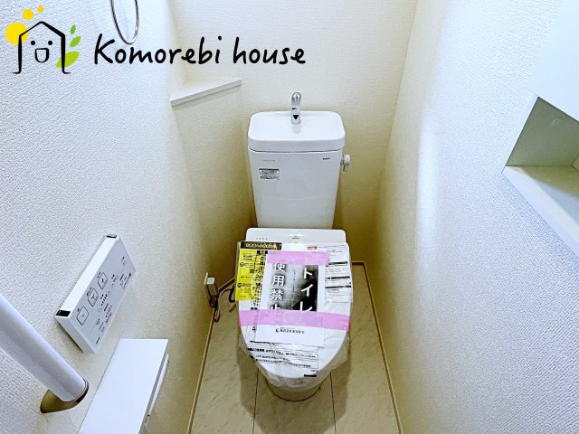 桶川市上日出谷南1丁目　新築一戸建て　ブルーミングガーデン　01のトイレ|落ち着いた色調のトイレです