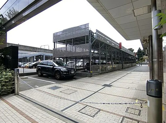 ライオンズ守谷駅前プレミアムの駐車場