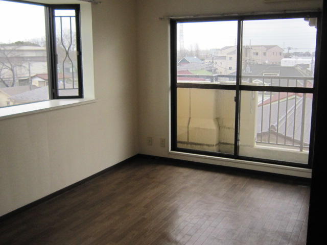 三鷹市大沢３丁目の賃貸マンションの居間・リビング|同物件別部屋の写真です