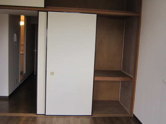 三鷹市大沢３丁目の賃貸マンションの収納|同物件別部屋の写真です