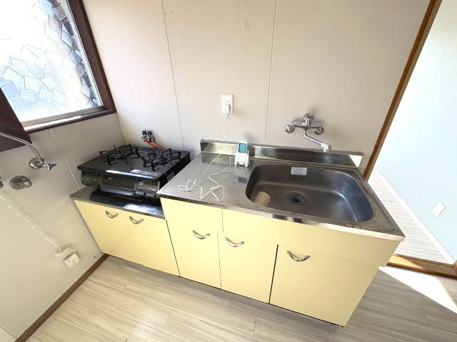 岡山市南区南輝２丁目のアパートのキッチン
