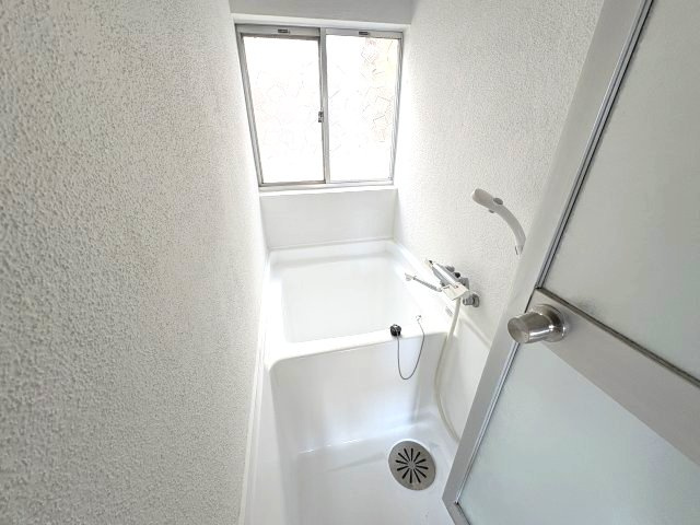 岡山市南区南輝２丁目のアパートの浴室