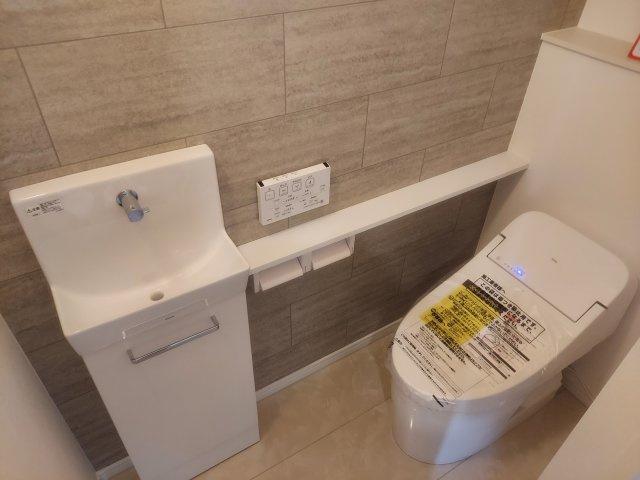 宝塚市宝梅2丁目新築一戸建1号棟のトイレ|1階トイレ　温水洗浄便座付き