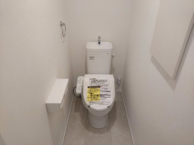 宝塚市宝梅2丁目新築一戸建1号棟のトイレ|2階トイレ　温水洗浄便座付き