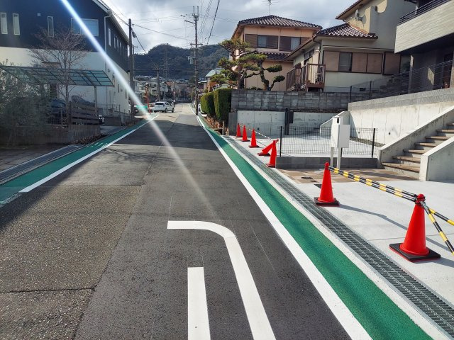 宝塚市宝梅2丁目新築一戸建1号棟の前面道路含む現地写真