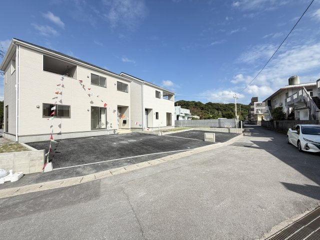 宜野座村漢那　第2（全4棟）2号棟の前面道路含む現地写真|※南西側4.7m～7.1m♪