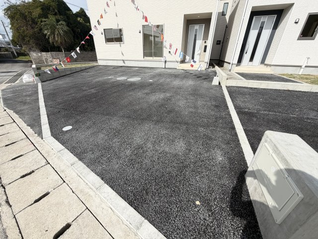宜野座村漢那　第2（全4棟）2号棟の駐車場|2号棟　並列駐車3台完備♪EV車充電設備付き♪