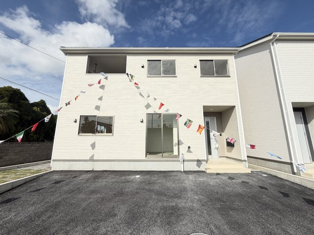 宜野座村漢那　第2（全4棟）2号棟の外観|2号棟　並列駐車3台完備♪EV車充電設備付き♪