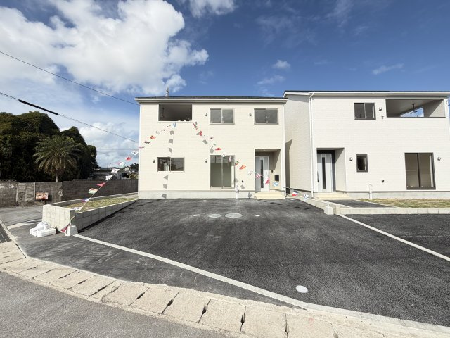 宜野座村漢那　第2（全4棟）2号棟の外観|2号棟　並列駐車3台完備♪EV車充電設備付き♪