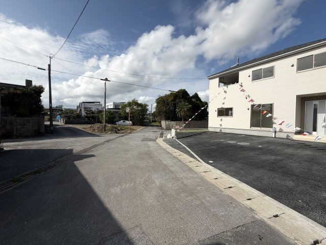 宜野座村漢那　第2（全4棟）2号棟の前面道路含む現地写真|※南西側4.7m～7.1m♪
