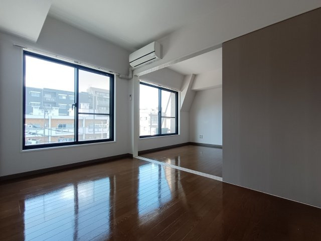 窓がとても大きいです