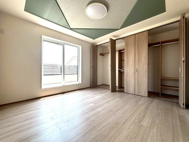 新築戸建　大垣市犬ヶ渕町　全4区画分譲の寝室|奥行のあるウォークインクローゼットは収納方法自由自在。家族の成長に合わせた収納が可能です。
