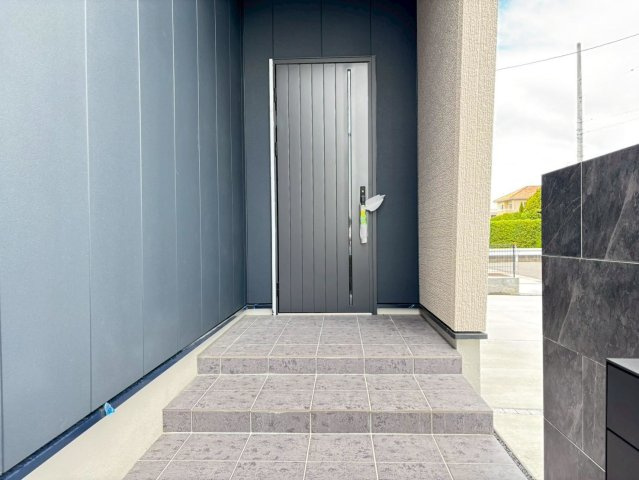 新築戸建　大垣市犬ヶ渕町　全4区画分譲の玄関|玄関ドアの取っ手ハンドル部分にセンサーがついており、カード・シールタイプのキーで開け閉めができます