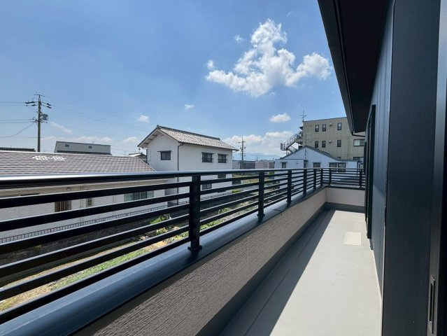 新築戸建　大垣市犬ヶ渕町　全4区画分譲のバルコニー|バルコニーは南向きで洗濯物もよく乾きます！強度と表面積硬度を持つFPRで防水しています。