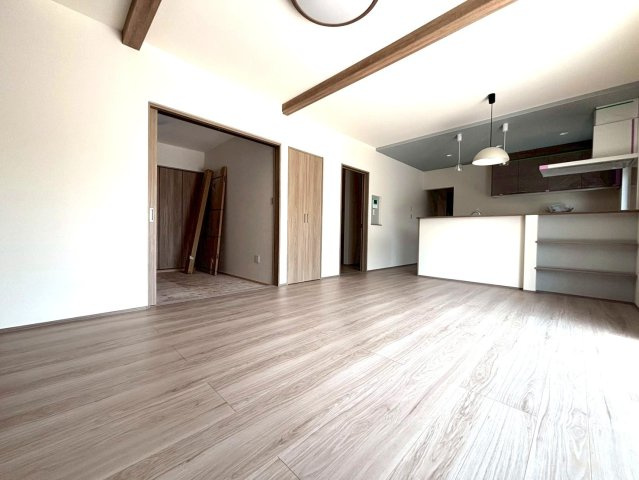 新築戸建　大垣市犬ヶ渕町　全4区画分譲の居間・リビング|大きな窓がリビング全体に光と風を運びます。