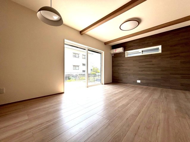 新築戸建　大垣市犬ヶ渕町　全4区画分譲の居間・リビング|大きな窓がリビング全体に光と風を運びます。