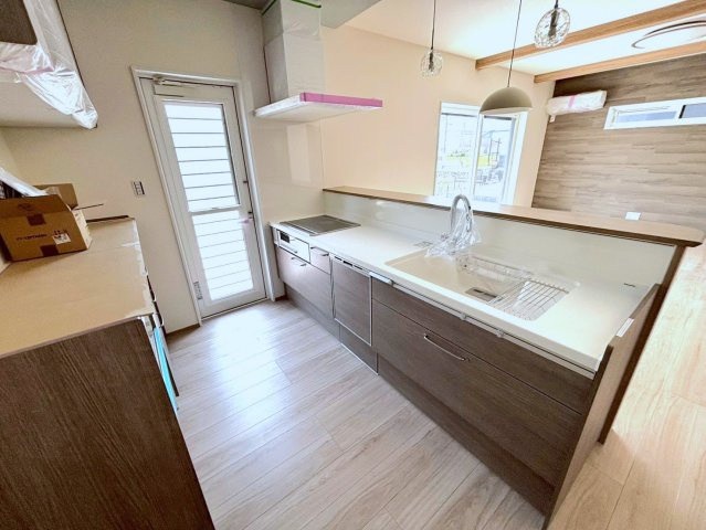 新築戸建　大垣市犬ヶ渕町　全4区画分譲のキッチン|機能的なシステムキッチン。収納力に優れた大容量の引出でキッチン回りがスッキリ片付きます。