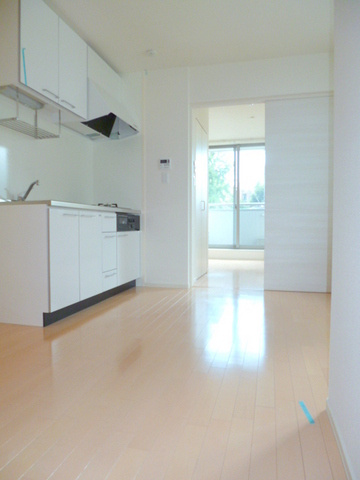 メゾン・ド・シチリアーノの居間・リビング|暖かい日差しが入ってきます。