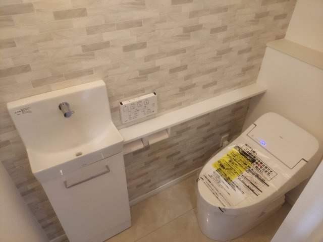 宝塚市宝梅2丁目新築一戸建2号棟のトイレ|1階トイレ　温水洗浄便座付き
