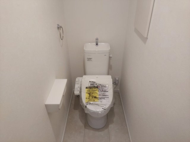 宝塚市宝梅2丁目新築一戸建2号棟のトイレ|2階トイレ　温水洗浄便座付き