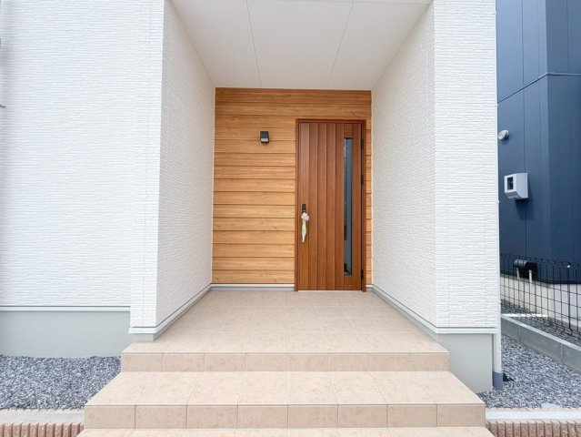 新築戸建　大垣市犬ヶ渕町　全4区画分譲の玄関|玄関ドアの取っ手ハンドル部分にセンサーがついており、カード・シールタイプのキーで開け閉めができます