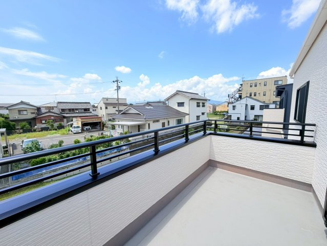 新築戸建　大垣市犬ヶ渕町　全4区画分譲の展望|バルコニーは南向きで洗濯物もよく乾きます！強度と表面積硬度を持つFPRで防水しています。