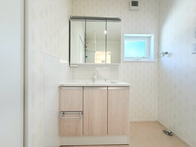 新築戸建　大垣市犬ヶ渕町　全4区画分譲の独立洗面台|影ができにくい「ツインラインLED照明」。