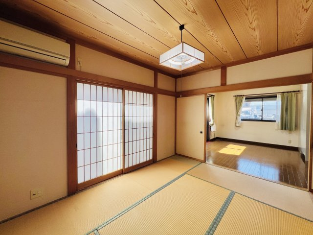 高崎市飯塚町の和室|リビングに隣接する和室は、玄関からも行き来できるので、来客時にも重宝します◎