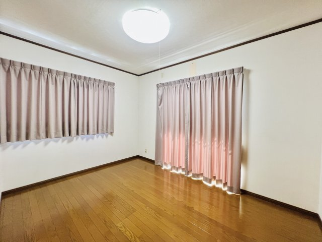 高崎市飯塚町の洋室|バルコニーへも行き来出来る洋室