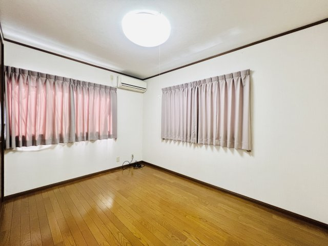 高崎市飯塚町の洋室|2面採光で日当たり風通し良好♪