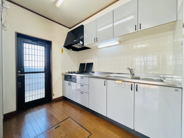 高崎市飯塚町のキッチン|作業スペースも広く便利な勝手口付きのキッチン◎