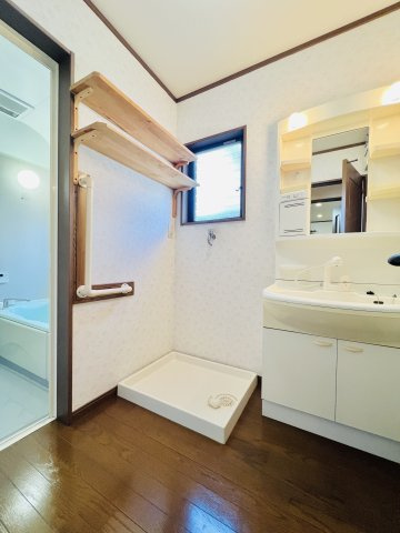 高崎市飯塚町の洗面所|洗濯機を設置してもゆとりのある洗面脱衣所◎