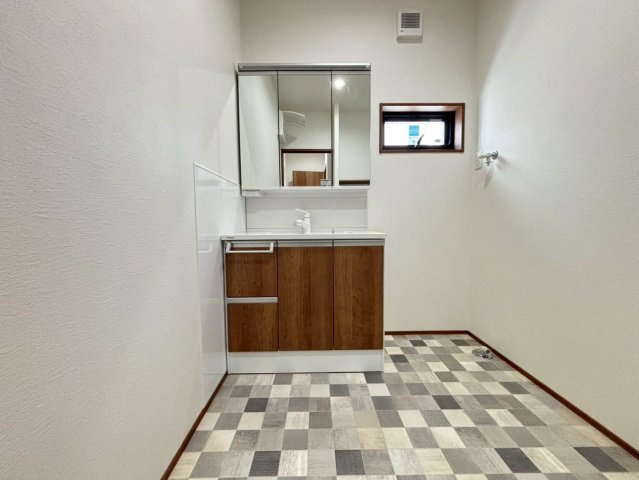新築戸建　大垣市犬ヶ渕町　全4区画分譲の独立洗面台|影ができにくい「ツインラインLED照明」。