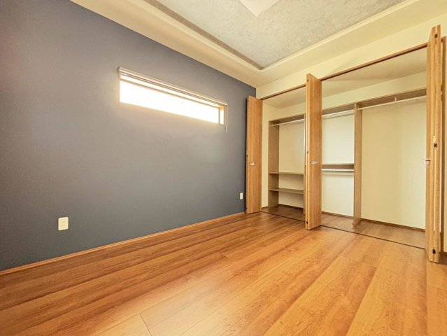新築戸建　大垣市犬ヶ渕町　全4区画分譲の寝室|奥行のあるウォークインクローゼットは収納方法自由自在。家族の成長に合わせた収納が可能です。