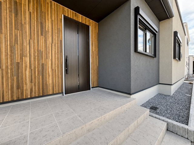 新築戸建　大垣市犬ヶ渕町　全4区画分譲の玄関|玄関ドアの取っ手ハンドル部分にセンサーがついており、カード・シールタイプのキーで開け閉めができます