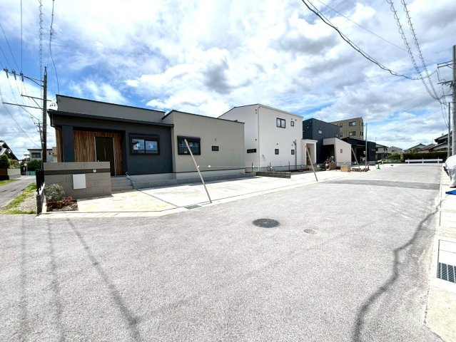 新築戸建　大垣市犬ヶ渕町　全4区画分譲の前面道路含む現地写真|「現地（2026年4月11日）撮影」　
■前面道路
■ヤマダ不動産　株式会社リライフ　