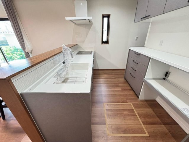 新築戸建　大垣市犬ヶ渕町　全4区画分譲のキッチン|機能的なシステムキッチン。収納力に優れた大容量の引出でキッチン回りがスッキリ片付きます。