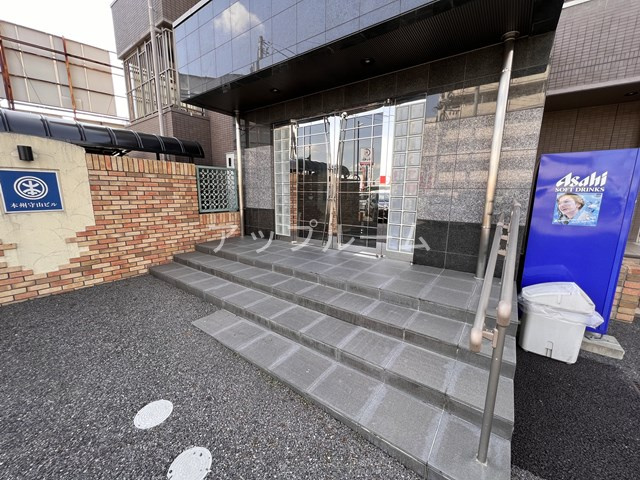 本州守山ビルのエントランス