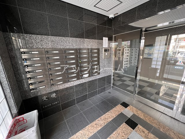 本州守山ビルのエントランス