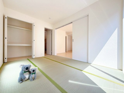 【和室】 | 吉岡町下野田　新築住宅 | LDKに隣接している和室。
キッチンから見守れるキッズスペースとしても使用可能です。